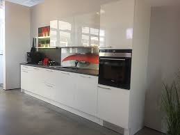 Diese und weitere fragen beantworten wir auf dieser und den folgenden seiten und. Hacker Musterkuche Hacker Kuche Neo Weiss Glanzend Ausstellungskuche In Munchen Von Gienger Kuchen Und Einrichtungs Gmbh