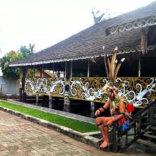 Bangunan ini punya cukup ruang untuk. 7 Rumah Adat Lamin Keunikan Gambar Asal Kalimantan Timur