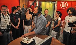 Dal lunedì al venerdì dalle 9.00 alle 10.00 ai microfoni di radio deejay c'è fabio volo. Il Volo Del Mattino Radio Deejay