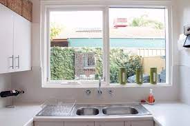 Desain dapur minimalis terbuka bisa menjadi pilihan, kamu bisa memasak dan menyiapkan makanan sambil menikmati keindahan taman dan halaman. 15 Desain Dapur Kecil Cantik Bikin Memasak Lebih Cepat