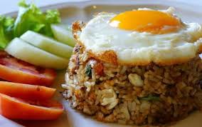 Nasi goreng bisa dibuat dengan beragam bahan, yang meliputi semua jenis sayuran, daging, dan telur. Cara Membuat Nasi Goreng Dengan Bumbu Sederhana