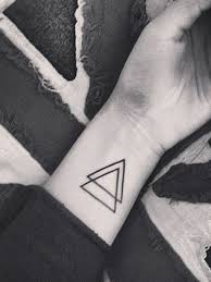 L Art Geometrique Tatouage Triangle Tatouage Poignet Beau Tatouage
