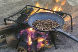 أدوات إعداد القهوة 1- محمصة قهوة (المحماسة): وهي إناء معدني دائري من الحديد  موصول بيد من حديد، توضع على النار، ويتم تحميص حبوب القهوة فيها إلى الحد  المناسب. وتحرك القهوة كي لا