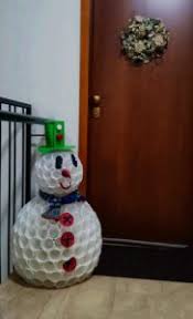 Il naso con un bicchiere di plastica colorato di rosso. Pupazzo Di Neve Con Bicchieri Di Plastica Famiglia Tuttofare