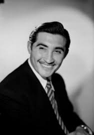 Rodolfo Acosta, actor, prende un cigarrillo, retrato | Mediateca INAH