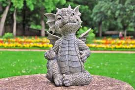 Gartendrache Schneidet Grimassen Gartenfiguren Figuren Und Weinflaschenhalter Online Kaufen Gartenfiguren Garten Deko Fantasy Figuren