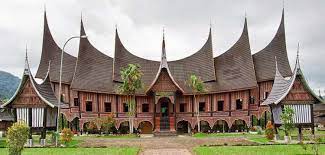 Rumah gadang mempunyai ciri khas yang kuat. 7 Keunikan Rumah Gadang Sumatera Barat Pergiyuk