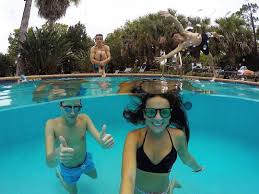 ∙ play against 25 different comput. A Lexia Having Fun With Some Friends In The Pool Fotografia Fotos Paraiso