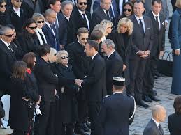 Une vie d'amour (charles aznavour) une vie d'amour que l'on s'etait juree et que le temps a desarticulee jour apres jour blesse mes pensees. Photos Hommage A Charles Aznavour Sa Femme Ulla Et Ses Enfants Tres Emus Pendant La Ceremonie Pureactu Com