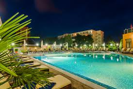 In contextul actual al pandemiei noului coronavirus, cand siguranta a ajuns sa constituie factorul determinant adeseori in. Hotel Saturn Oferta 5 6 Nopti All Inclusive Saturn Romania Sejururi Individuale Din