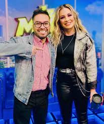 Con una voz increíble @lajosa 🔥