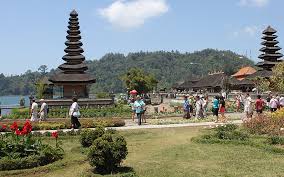 Pura ulun danu beratan temple was built in the 17th century and is dedicated to the hindu gods brahma, vishnu and shiva as well as the goddess devi parvati. Pura Ulun Danu Bratan Balis Beliebter Wassertempel