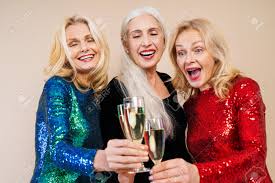 Hermosas Mujeres Mayores Con Vestidos Elegantes Festivos Divirtiéndose En  Una Fiesta - Grupo De Mujeres Maduras Sexys Con Un Aspecto Excéntrico De  Moda Posado En Fondos Clorados - Conceptos Sobre El Estilo