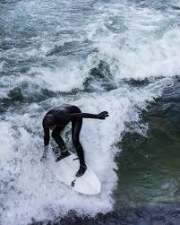 The Surfers On Munich S Eisbach Know No Winter Seriously Impressed Munich Munchen Eisbach Englischergarten Surf Surfer Saturda Surfer Winter Weekender