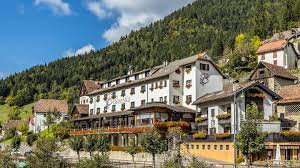 De westzijde vanuit ovaro is de klassieke zijde. Hotel At Passo Di Pramollo Bellavista At Ravascletto