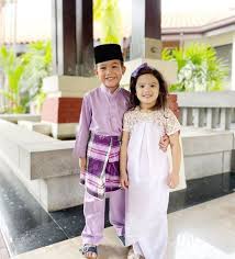 Sinar harian melaporkan yang erin malek lebih selesa ambil pendekatan untuk mengunci mulut daripada memberikan sebarang penjelasan mengenai perkara itu. Tampil Mempersona Syawal Ini Cantiknya Erin Malek Dalam Persalinan Raya Ungu Lilac Nona