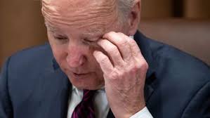 Biden se queda dormido durante la conmemoración de Memorial Day