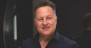 Lars Oliver's Instagram, Twitter & Facebook