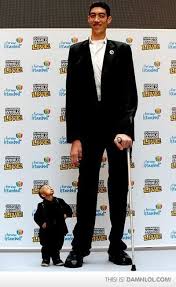 Tallest And The Smallest Men In The World Tall Guys Giant People Tall People