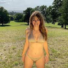 The english actress, model and businesswoman first came into the public eye in the late 1980s when she started dating hugh. Elizabeth Hurley Shows Off Toned Abs In New Bikini Instagram Video