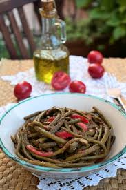 La nana in umido con i fagiolini di sant'anna (fagioli dall'occhio che in questa stagione sono in erba) colloca questa preparazione a fine luglio (sant'anna è il 26) e si lega al ciclo del grano. Fagiolini Serpenti In Umido Il Peperoncino Verde