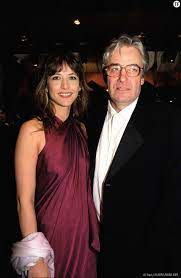 De gaulle, les traducteurs, au bout des doigts, un nouveau jour quand elle apprend que son patron et sa femme ont fréquenté son père dans leur jeunesse, elle découvre qu'une mystérieuse rivalité les oppose. Sophie Marceau Andrzej Zulawski Christophe Lambert Les Hommes De Sa Vie Terrafemina