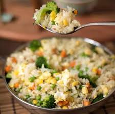 Riz Aux Legumes Et Oeufs Un Delice Pour Votre Diner Ce Soir Recette Plat Vegetarien Facile Recette Diner Facile Recette De Riz Aux Legumes