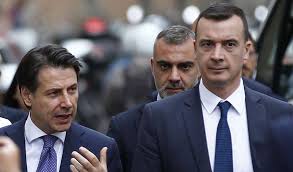 Nell'elenco è possibile leggere le retribuzioni lorda di segretari, consiglieri, ufficio stampa, esperti e membri dello staff. Rocco Casalino Eta Stipendio E Curriculum Vitae Dell Ex Portavoce