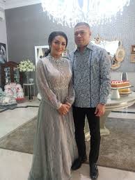 Yuni shara (kiri) dan krisdayanti. Aurel Sindir Krisdayanti Raul Lemos Bicara Pansos Lewat Media Sosial Kumparan Com
