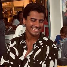 Oliver Carlson в X: „"Alla får ligga på solsidan" #Rhodos“