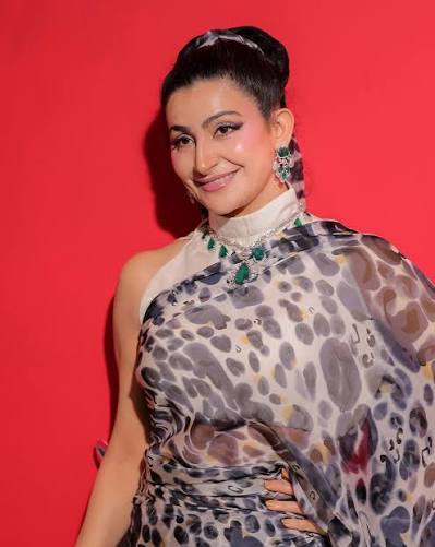 A fan favourite from Netflix's 'Fabulous Lives vs Bollywood Wives' – @ shalini.passi displayed her signature flair in our bespoke diamond and  emerald set. #BCJainJewellersbyVikash #shalinipassi . . . [Shalini Passi,  Latest Collection,