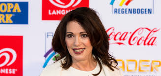 See a detailed iris berben timeline, with an inside look at her movies, children, awards & more war photographer paul (peter simonischek) returns from abroad. Iris Berben Wird 70 Eine Gewisse Katholische Grundhaltung Durchzieht Ihr Leben Promisglauben