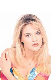 Türkiye gençliği ak parti gençlik kollarından ibaret olmadığı gibi kktc gençliği de ubp gençliğinden ibaret değildir. Emine Un Foto Galeri