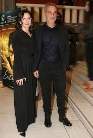 Η ελληνίδα δικηγόρος και πολιτικός γνώρισε πριν από περίπου μία εικοσαετία, τον μάνο πενθερουδάκη. H Olga Kefalogiannh Mila Prwth Fora Gia Th Sxesh Ths Me Ton Minwa Matsa