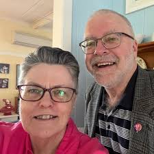 모든 비행에서.... 하나 있어. 방금 우리 앞 줄에 있는 이 불쌍한 아줌마는 '우리 남편(현재 창가자리라고) 어깨가 아프니까  여기(배정된 창가자리에서) 앉지 말아주세요' 통로에 있어서 어깨를 비비는 사람이 없는 추가 공간을 예약하거나 배정된 좌석에