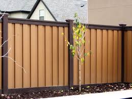 The gate breaks up that already fabulous hedge. Combining Colors For A Unique Look Trex Fencing The Composite Alternative To Wood Vinyl