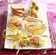 Pour Concocter Un Aperitif De Noel Digne De Ce Nom Voici Un Assortiment De Canapes Qui Vous Mettront En Appetit Canapes De Noel Repas Noel Recettes De Cuisine