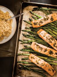 Saumon Aux Herbes Et Asperges A La Plaque Saumon Asperges 30min Ricardocuisine Baked Salmon Salmon And Asparagus Baked Salmon And Asparagus