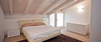 Soffitto Basso Con Travi A Vista Un Accoppiata Affascinante Specialmente Per Una Soffitti Bassi Camera Da Letto Travi A Vista Camera Da Letto Nel Sottotetto