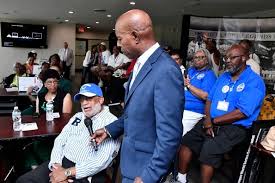 Hank Aaron honored with stamp by NLLHOF and USPS