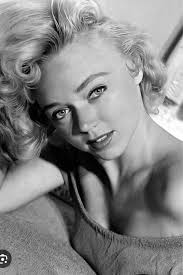 Who's the better fighter: Attack of the 50 Foot Woman's (a) or (b)?