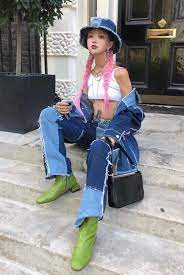 How To Wear Bucket Hats Howtowear Fashion Boyfriend Jeans Outfits With Hats Denim Patchwork