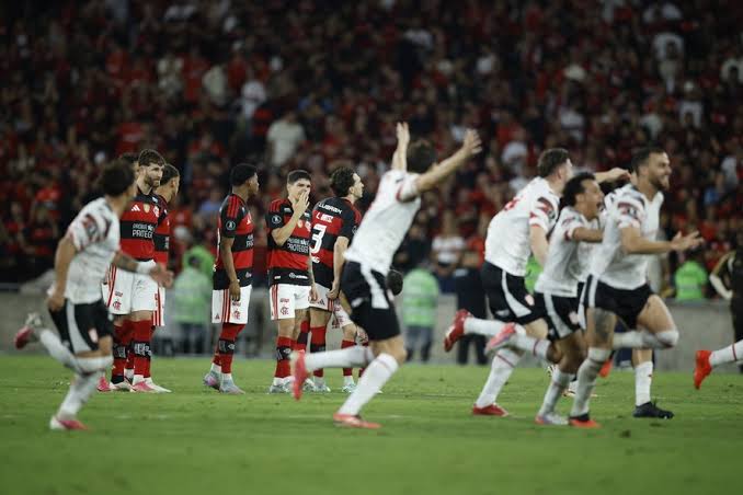 Jorginho, Paquet&aacute; e Bruno Henrique perdem p&ecirc;naltis, e Flamengo &eacute; eliminado da Libertadores para o Estudiantes