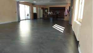 Le sol en béton ciré peut présenter des fragilités les premiers mois (surtout dans le cas du béton ciré en kit), et s'encrasse vite. Beton Cire Au Sol Beton Cire Sur Carrelage Prix Avantages Couleur