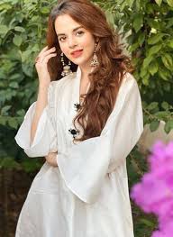 Komal meer is the most beautiful & gorgeous young, extremely attractive and she has a lot of talent also as confidence. Wafa Be Mol Drama Cast Story Timing Ost Hum Tv Showbiz Hut