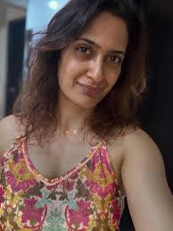 Dhai aakhar prem ka, padhe so pandit hoye.' 'No one became a scholar by  reading many books; but one who understands the two-and-a-half letters of  'love' becomes wise.'