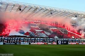 Wygrane garbarni i stali, kolejne występy wiślaków. Kibole Przerwali Mecz Wisla Krakow Lech Poznan Pozar Na Trybunach