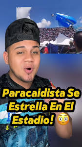 ¡El Show De Los Paracaídistas! 🪂 Vale más que no le dieron la bandera al  primero 😅 #15deseptiembre #catrachosenlausa #hondureñosenusa🇭🇳🇺🇸  #hondureños #honduras504 #honduras🇭🇳