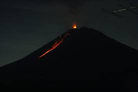 Semeru masih erupsi & muntahkan lava pijar, warga diminta waspada sejak dinaikkan statusnya dari waspada menjadi siaga. Fakta Erupsi Gunung Semeru Guguran Lava Meningkat Pendakian Ditutup Halaman All Kompas Com