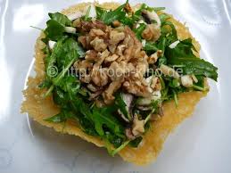 Rezept Rucola Salat Mit Walnussen Im Parmesan Korbchen Dieser Salat Eignet Sich Prima Als Vorspeise Und Schmeckt Einfac Parmesankorbchen Rucola Salat Rezepte